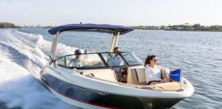 CHRIS-CRAFT CONSTRUYE UNA LANCHA PARA WAKEBOARD