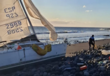 TENERIFE – SE DUERME AL TIMÓN DE UN VELERO, ENCALLA EN UNA PLAYA DE GÜÍMAR Y DESPIERTA RODEADO DE LA POLICÍA