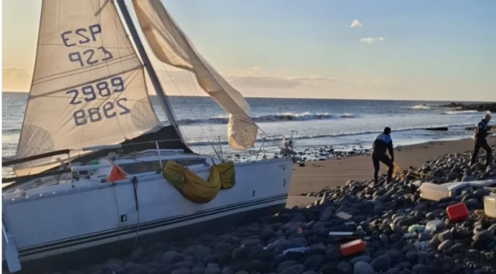 TENERIFE – SE DUERME AL TIMÓN DE UN VELERO, ENCALLA EN UNA PLAYA DE GÜÍMAR Y DESPIERTA RODEADO DE LA POLICÍA