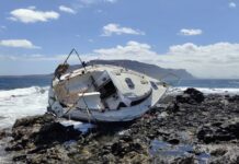 LAS CANARIAS – MÁS DE 48 HORAS DESPUÉS, EL VELERO ENCALLADO EN LA GRACIOSA CONTINÚA SIN SER RETIRADO