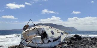 LAS CANARIAS – MÁS DE 48 HORAS DESPUÉS, EL VELERO ENCALLADO EN LA GRACIOSA CONTINÚA SIN SER RETIRADO