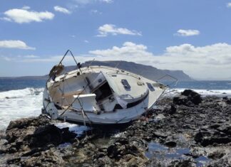 LAS CANARIAS – MÁS DE 48 HORAS DESPUÉS, EL VELERO ENCALLADO EN LA GRACIOSA CONTINÚA SIN SER RETIRADO