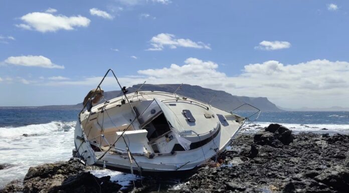 LAS CANARIAS – MÁS DE 48 HORAS DESPUÉS, EL VELERO ENCALLADO EN LA GRACIOSA CONTINÚA SIN SER RETIRADO
