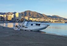 ESPAÑA – PREOCUPACIÓN EN FUENGIROLA: UN VELERO LLEVA MÁS DE TRES MESES VARADO EN ESTA PLAYA DE MALAGA