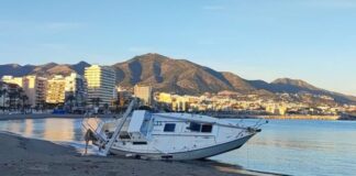 ESPAÑA – PREOCUPACIÓN EN FUENGIROLA: UN VELERO LLEVA MÁS DE TRES MESES VARADO EN ESTA PLAYA DE MALAGA