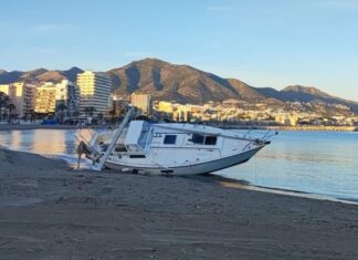 ESPAÑA – PREOCUPACIÓN EN FUENGIROLA: UN VELERO LLEVA MÁS DE TRES MESES VARADO EN ESTA PLAYA DE MALAGA