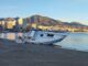 ESPAÑA – PREOCUPACIÓN EN FUENGIROLA: UN VELERO LLEVA MÁS DE TRES MESES VARADO EN ESTA PLAYA DE MALAGA