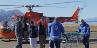 USHUAIA – EL COMANADO DEL ÁREA NAVAL AUSTRAL COORDINÓ EL RESCATE AÉREO DEL TRIPULANTE DE UN VELERO DE BANDERA FRANCESA