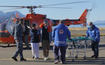 USHUAIA – EL COMANADO DEL ÁREA NAVAL AUSTRAL COORDINÓ EL RESCATE AÉREO DEL TRIPULANTE DE UN VELERO DE BANDERA FRANCESA