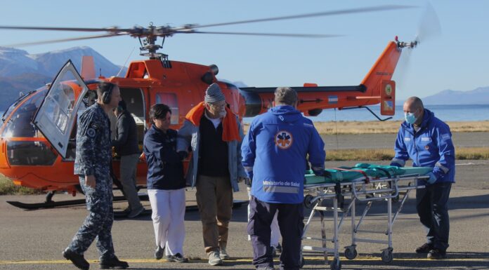 USHUAIA – EL COMANADO DEL ÁREA NAVAL AUSTRAL COORDINÓ EL RESCATE AÉREO DEL TRIPULANTE DE UN VELERO DE BANDERA FRANCESA