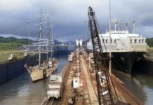 VELERO DE LA GUARDIA COSTERA DE EEUU CRUZA EL CANAL DE PANAMÁ EN DIRECCIÓN AL PACÍFICO