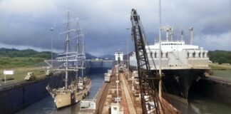 VELERO DE LA GUARDIA COSTERA DE EEUU CRUZA EL CANAL DE PANAMÁ EN DIRECCIÓN AL PACÍFICO