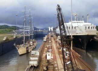 VELERO DE LA GUARDIA COSTERA DE EEUU CRUZA EL CANAL DE PANAMÁ EN DIRECCIÓN AL PACÍFICO