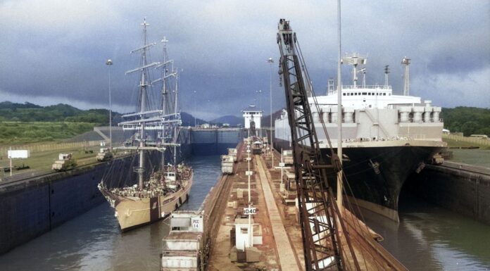 VELERO DE LA GUARDIA COSTERA DE EEUU CRUZA EL CANAL DE PANAMÁ EN DIRECCIÓN AL PACÍFICO