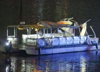 CONFIRMAN UN MUERTO TRAS COLISIÓN DE UN FERRY CONTRA UN BRCO EN FLORIDA