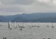 TORMENTA EN EL LAGO SAN ROQUE: RESCATAN A TRES TRIPULANTES DE UN VELERO VARADO