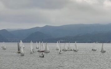 TORMENTA EN EL LAGO SAN ROQUE: RESCATAN A TRES TRIPULANTES DE UN VELERO VARADO