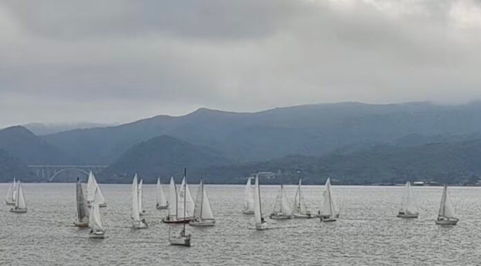 TORMENTA EN EL LAGO SAN ROQUE: RESCATAN A TRES TRIPULANTES DE UN VELERO VARADO