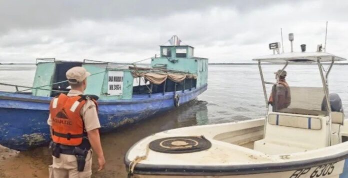 SOCORRIERON A UN BARCO PARAGUAYO QUE ZOZOBRÓ EN LAS AGUAS DEL RÍO PARANÁ