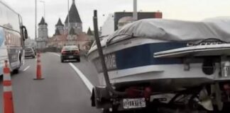 SE TIRÓ A DORMIR EN UNA LANCHA EN PLENA AUTOPISTA 25 DE MAYO