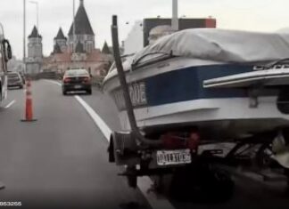 SE TIRÓ A DORMIR EN UNA LANCHA EN PLENA AUTOPISTA 25 DE MAYO