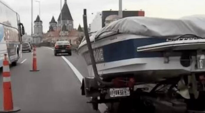 SE TIRÓ A DORMIR EN UNA LANCHA EN PLENA AUTOPISTA 25 DE MAYO