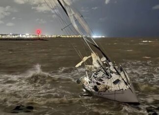 MONTEVIDEO – ENCALLÓ UN VELERO EN EL PUERTO DEL BUCEO: DOS PERSONAS DEBIERON SER RESCATADAS