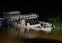 SUSTO EN PUERTO ANTEQUERA: BARCO SE HUNDE PARCIALMENTE CON 13 PERSONAS A BORDO