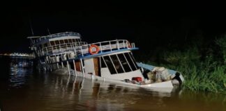 SUSTO EN PUERTO ANTEQUERA: BARCO SE HUNDE PARCIALMENTE CON 13 PERSONAS A BORDO