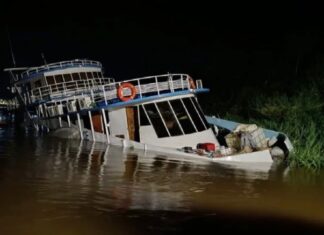 SUSTO EN PUERTO ANTEQUERA: BARCO SE HUNDE PARCIALMENTE CON 13 PERSONAS A BORDO
