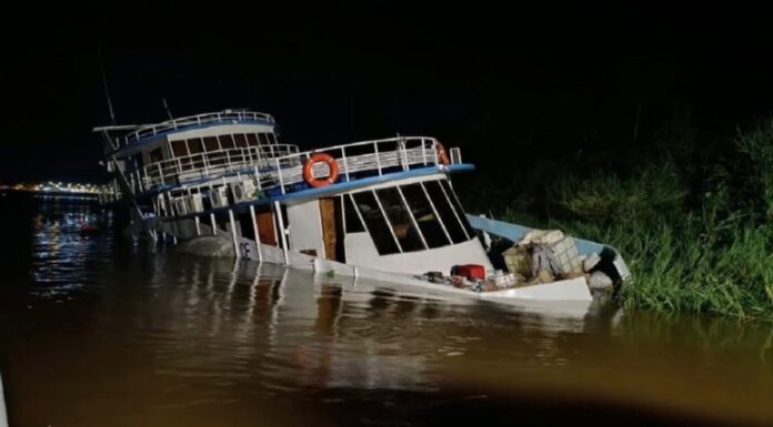 SUSTO EN PUERTO ANTEQUERA: BARCO SE HUNDE PARCIALMENTE CON 13 PERSONAS A BORDO