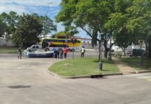 PODRÍA HABER SIDO UNA TRAGEDIA: SE ROMPIÓ UN TRAILER Y CAYÓ UNA LANCHA EN LA AVENIDA 27 DE FEBRERO EN SANTA FE