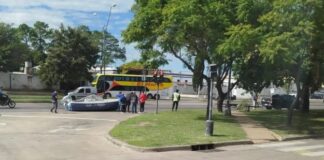 PODRÍA HABER SIDO UNA TRAGEDIA: SE ROMPIÓ UN TRAILER Y CAYÓ UNA LANCHA EN LA AVENIDA 27 DE FEBRERO EN SANTA FE