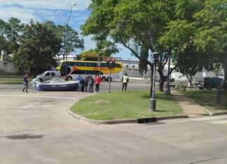 PODRÍA HABER SIDO UNA TRAGEDIA: SE ROMPIÓ UN TRAILER Y CAYÓ UNA LANCHA EN LA AVENIDA 27 DE FEBRERO EN SANTA FE