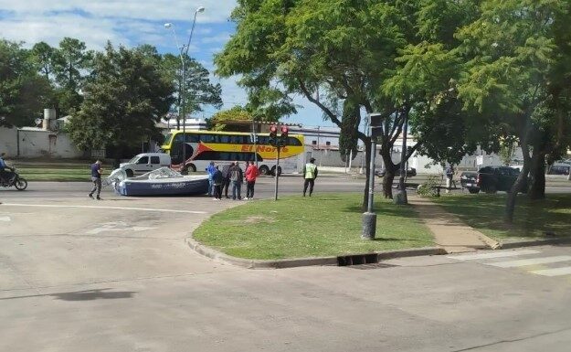 PODRÍA HABER SIDO UNA TRAGEDIA: SE ROMPIÓ UN TRAILER Y CAYÓ UNA LANCHA EN LA AVENIDA 27 DE FEBRERO EN SANTA FE