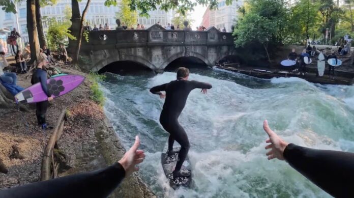 Una surfista de 33 años falleció este miércoles por la noche tras haber quedado atrapada en la ola estática del canal Eisbach, en el Jardín Inglés de Múnich
