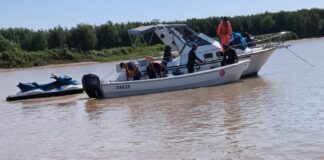 BUZOS TÁCTICOS Y PARAPENTES SE SUMARON A LA BÚSQUEDA DEL GUÍA DE PESCA PABLO OVANDO Y DE SU HIJO DE 3 AÑOS EN RECONQUISTA
