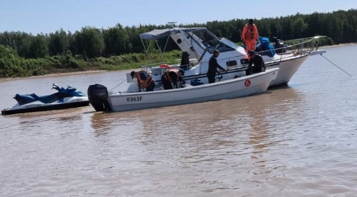 BUZOS TÁCTICOS Y PARAPENTES SE SUMARON A LA BÚSQUEDA DEL GUÍA DE PESCA PABLO OVANDO Y DE SU HIJO DE 3 AÑOS EN RECONQUISTA