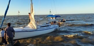 UN VELERO QUEDÓ ENCALLADO EN LA ENTRADA AL NÁUTICO DE QUILMES
