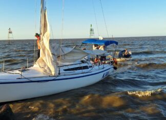 UN VELERO QUEDÓ ENCALLADO EN LA ENTRADA AL NÁUTICO DE QUILMES
