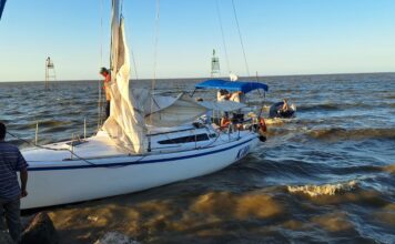 UN VELERO QUEDÓ ENCALLADO EN LA ENTRADA AL NÁUTICO DE QUILMES