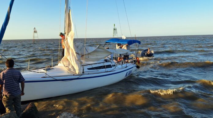 UN VELERO QUEDÓ ENCALLADO EN LA ENTRADA AL NÁUTICO DE QUILMES