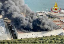 ITALIA – EN OLBIA, EN LA ZONA INDUSTRIAL DE CALA SACCAIA, SE PRODUJO UN GRAN INCENDIO EN EL INTERIOR DE UNA NAVE DE UN ASTILLERO