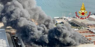 ITALIA – EN OLBIA, EN LA ZONA INDUSTRIAL DE CALA SACCAIA, SE PRODUJO UN GRAN INCENDIO EN EL INTERIOR DE UNA NAVE DE UN ASTILLERO