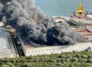 ITALIA – EN OLBIA, EN LA ZONA INDUSTRIAL DE CALA SACCAIA, SE PRODUJO UN GRAN INCENDIO EN EL INTERIOR DE UNA NAVE DE UN ASTILLERO