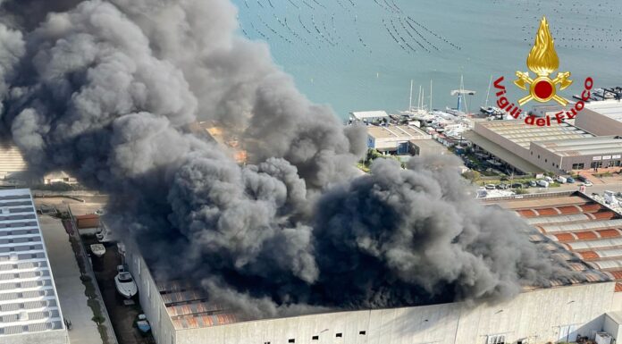 ITALIA – EN OLBIA, EN LA ZONA INDUSTRIAL DE CALA SACCAIA, SE PRODUJO UN GRAN INCENDIO EN EL INTERIOR DE UNA NAVE DE UN ASTILLERO