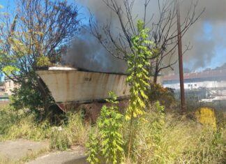 INCENDIARON UNA EMBARCACIÓN ABANDONADA EN EL PUERTO DE PARANÁ