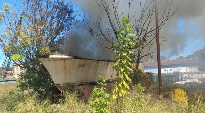 INCENDIARON UNA EMBARCACIÓN ABANDONADA EN EL PUERTO DE PARANÁ
