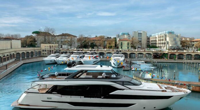 EL FERRETTI YACHTS 940 YA ESTÁ EN EL AGUA