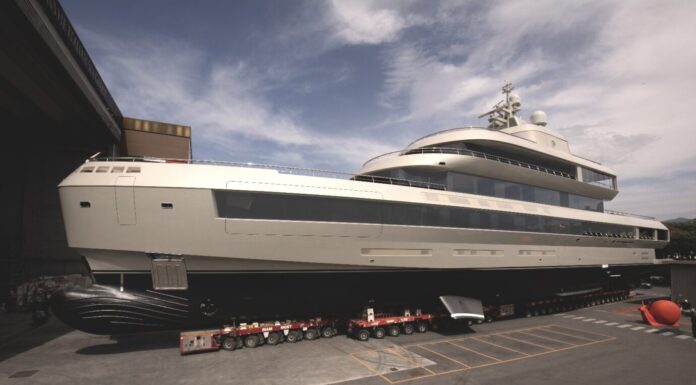 SE LANZA EL MEGAYATE ADMIRAL ARMANI DE 72 METROS